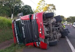 Caminhão ficou tombado na lateral da pista. Foto: Polícia Rodoviária