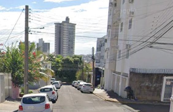 Dupla invade apartamento pela sacada, faz ameaças e rouba estudantes em Prudente