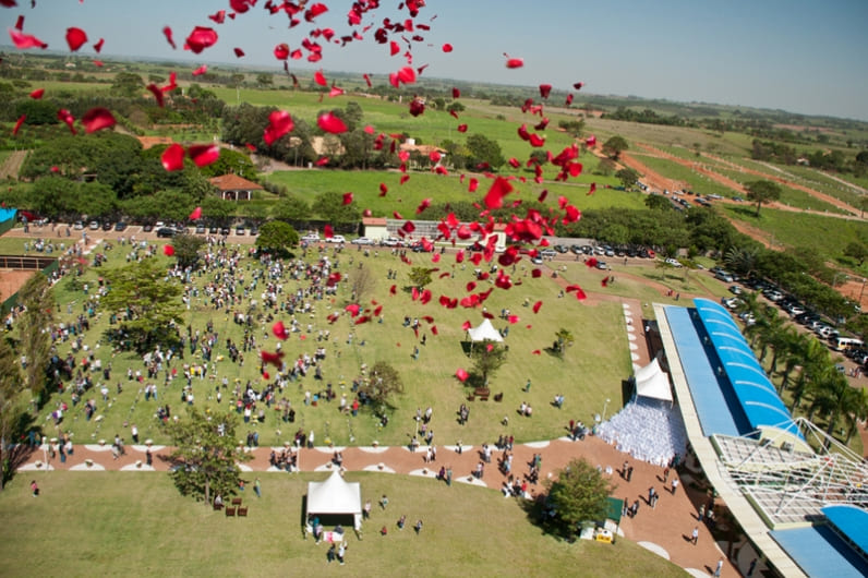 Grupo Athia promove chuva de pétalas e ações de acolhimento em cemitérios da região