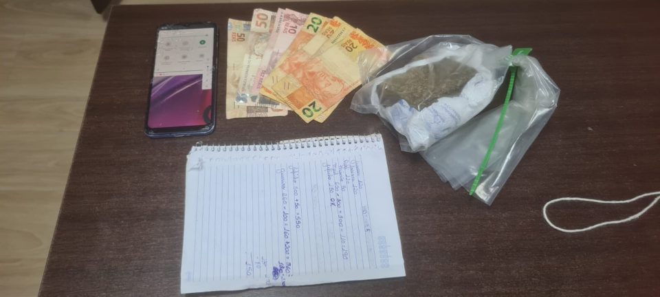 Polícia apreende maconha, dinheiro e caderno com anotações com duas mulheres em Prudente