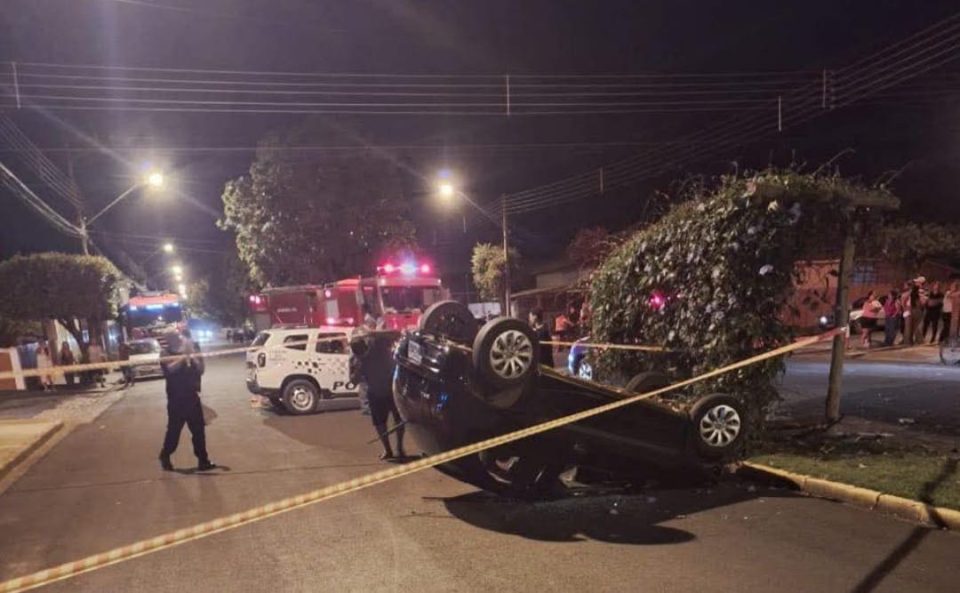 Menor de idade pega carro e capota em avenida de Martinópolis