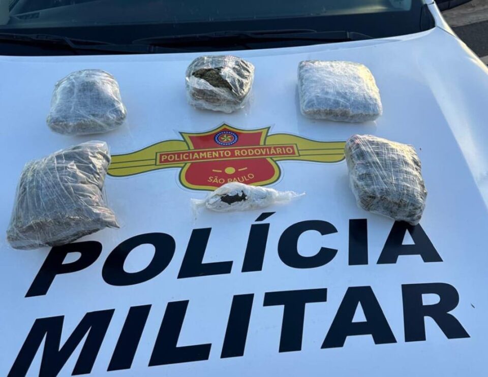 Policiamento Rodoviário prende passageiro com mais de 2,8 kg de drogas em ônibus na SP-294, em Pacaembu