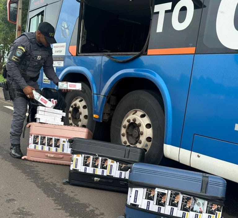 Mulher é presa em Presidente Epitácio transportando 3 mil maços de cigarros contrabandeados em ônibus