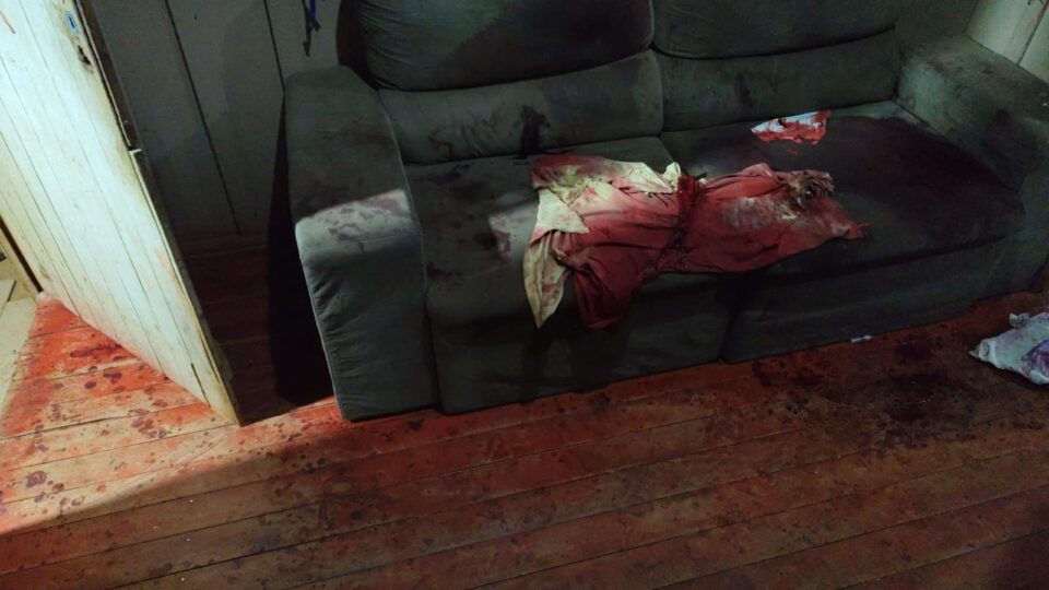 Homem não aceita fim do relacionamento e esfaqueia ex-mulher e atual companheiro em Álvares Machado