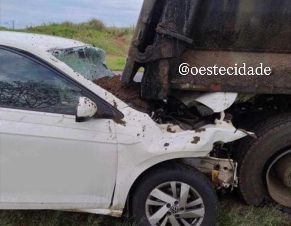 Carro da Prefeitura de Presidente Bernardes bate em caminhão e uma pessoa morre