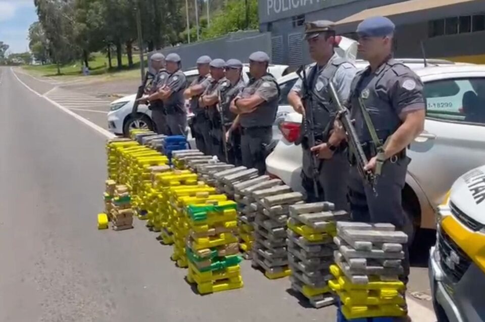 Polícia apreende 602 kg de maconha e prende dupla em carro adulterado na Raposo Tavares, em Regente Feijó