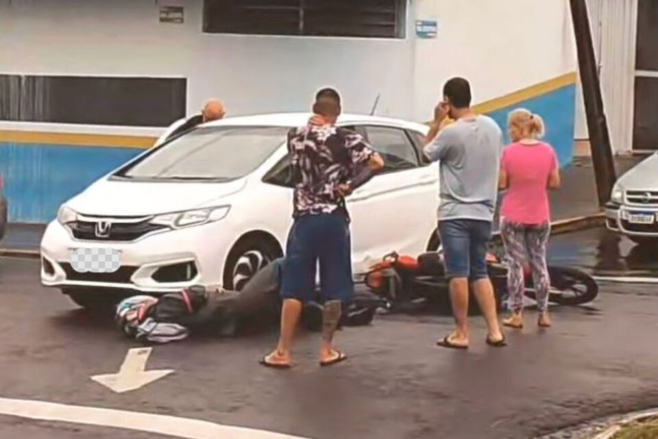 Motociclista fica ferido em colisão na Avenida Ana Jacinta em Presidente Prudente; carro teria cruzado a via
