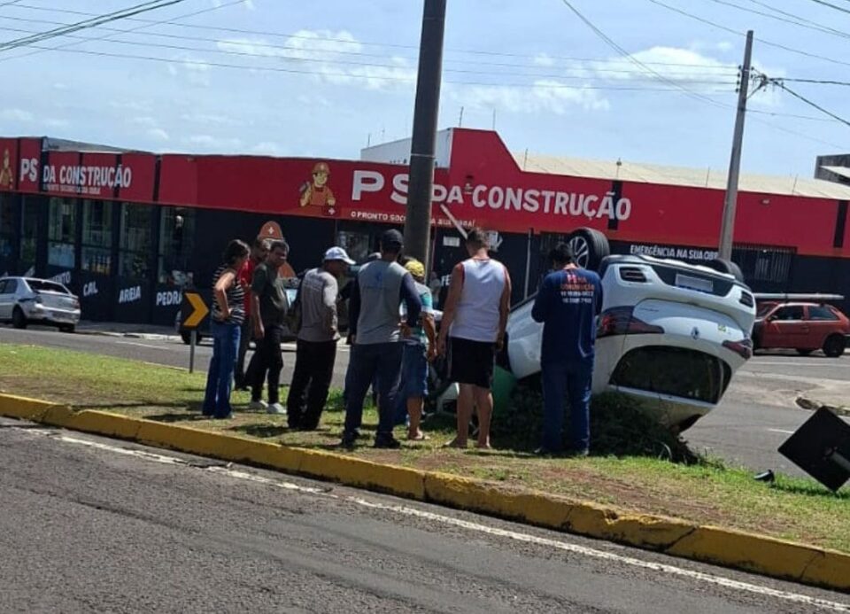 Colisão causa capotamento na Avenida Juscelino Kubitschek, em Presidente Prudente