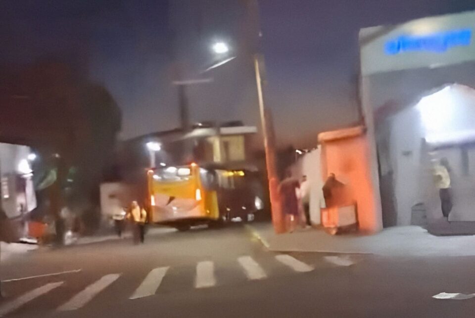 Motorista de ônibus passa mal e causa colisão com carro no Jardim Sabará, em Presidente Prudente