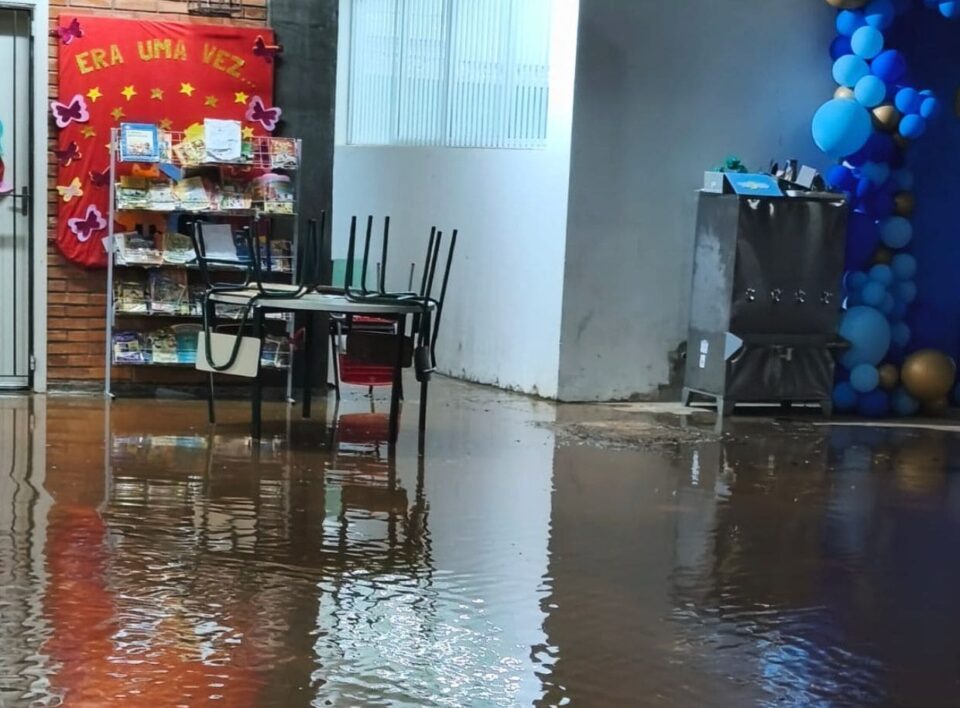 Escolas inundadas e bairros alagados: chuva causa caos em Presidente Prudente