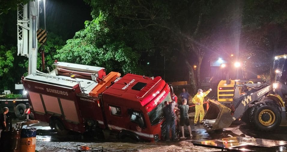 Viatura do Corpo de Bombeiros fica presa em cratera aberta pela chuva em Dracena