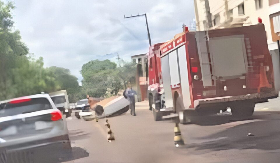 Capotamento deixa dois feridos no Jardim Morumbi, em Presidente Prudente