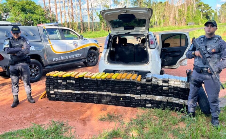 Casal é preso com mais de 420 quilos de maconha em rodovia de Presidente Bernardes