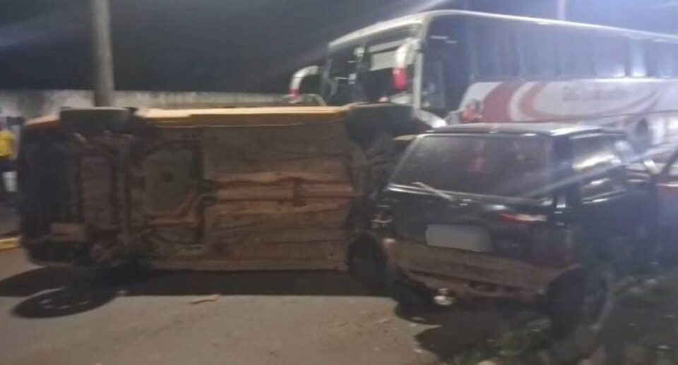 Caminhonete atinge carro estacionado e motorista foge do local em distrito de Presidente Prudente