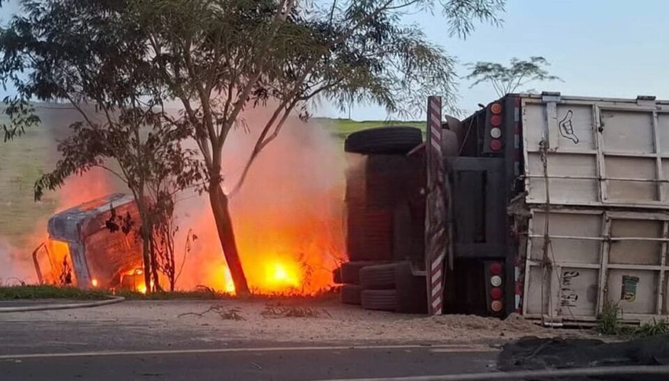 Carreta carregada com bagaço de cana pega fogo após grave acidente na SP-425, em Parapuã
