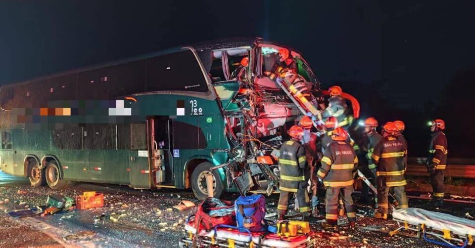 Grave colisão entre ônibus e caminhão interdita SP-270 em Álvares Machado; passageira sofre fratura e é levada ao HR
