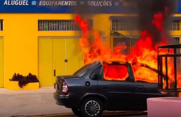 Carro pega fogo no Parque do Povo, em Presidente Prudente; ninguém fica ferido