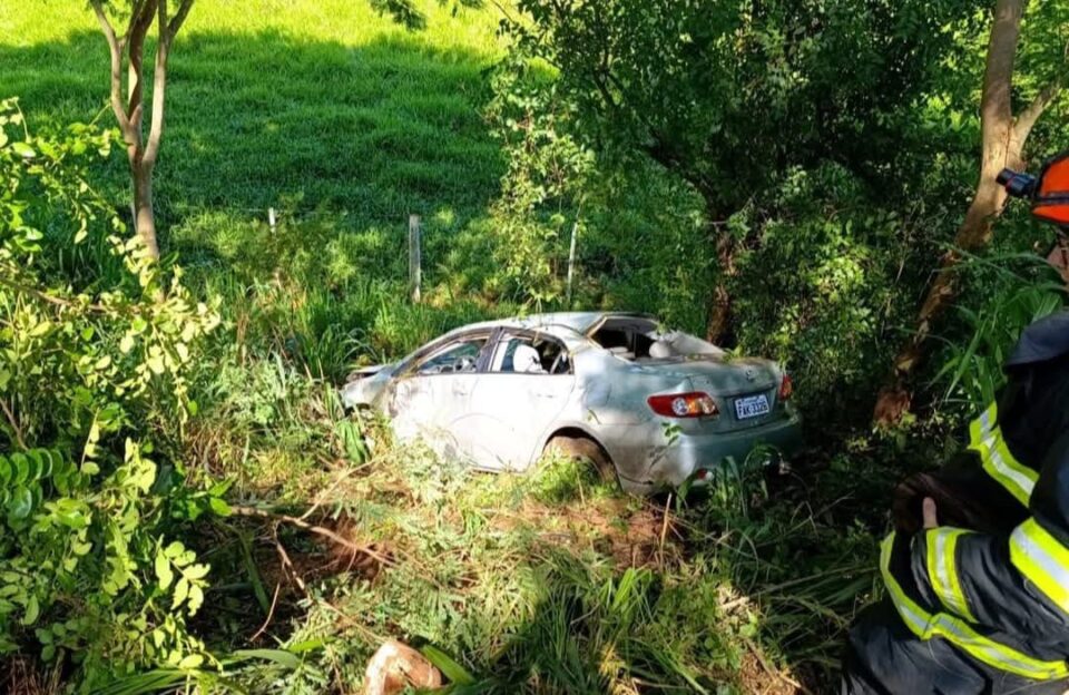 Carro capota às margens da SP-563 em Monte Castelo; duas pessoas ficam feridas