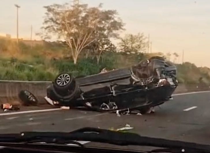 Carro capota após colisão na Rodovia Assis Chateaubriand, próximo ao trevo de Pirapozinho; não há feridos graves