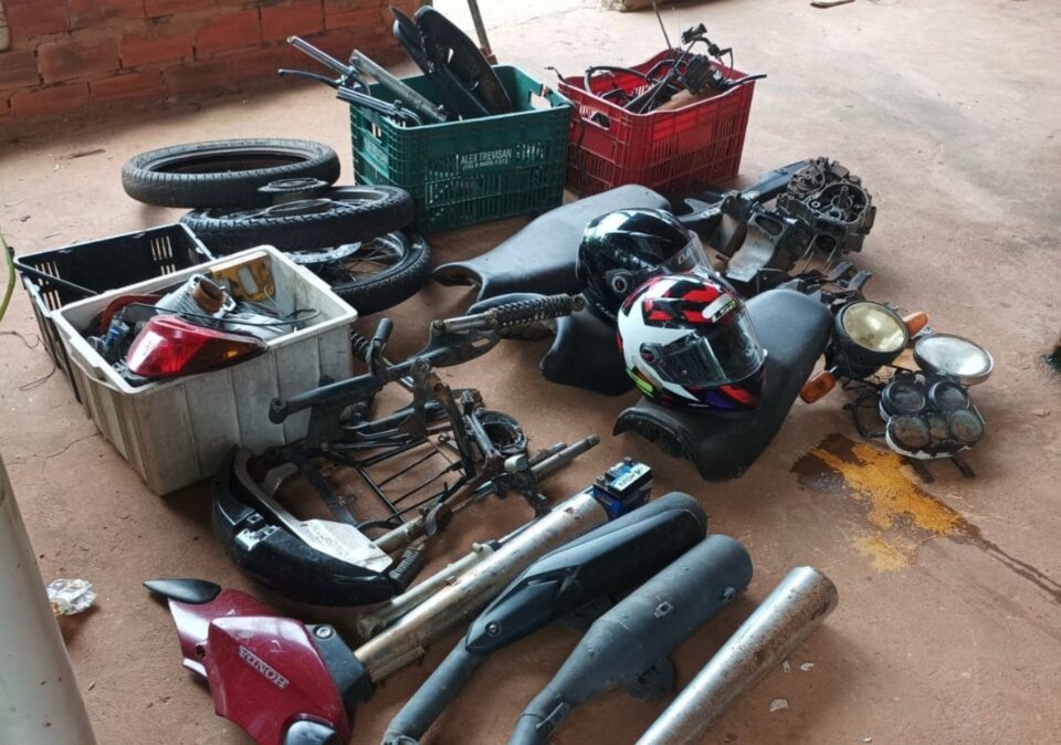 Polícia Civil apreende peças de motos e drogas em propriedade rural de Anhumas