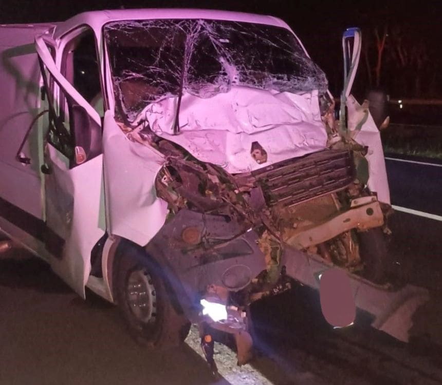 Motorista dorme ao volante e van bate na traseira de carreta na Rodovia Assis Chateaubriand, em Indiana