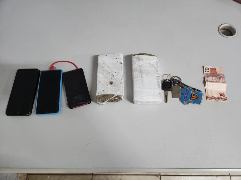 Polícia Rodoviária prende dois homens com quase 1 kg de maconha na Rodovia Raposo Tavares, em Presidente Prudente