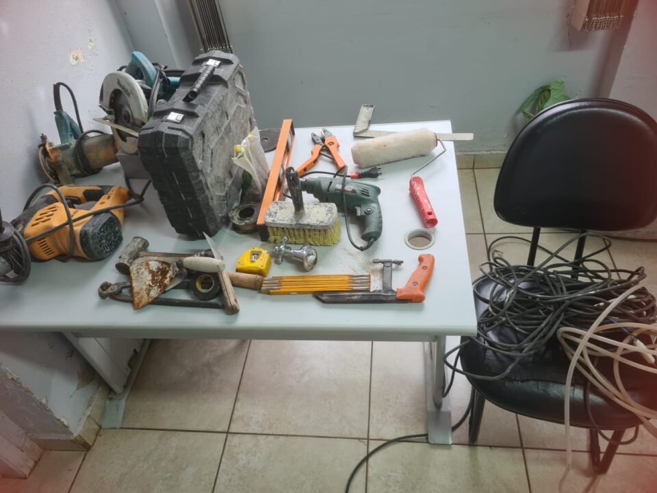 Suspeito é detido com carrinho de mão e diversas ferramentas furtadas em Prudente