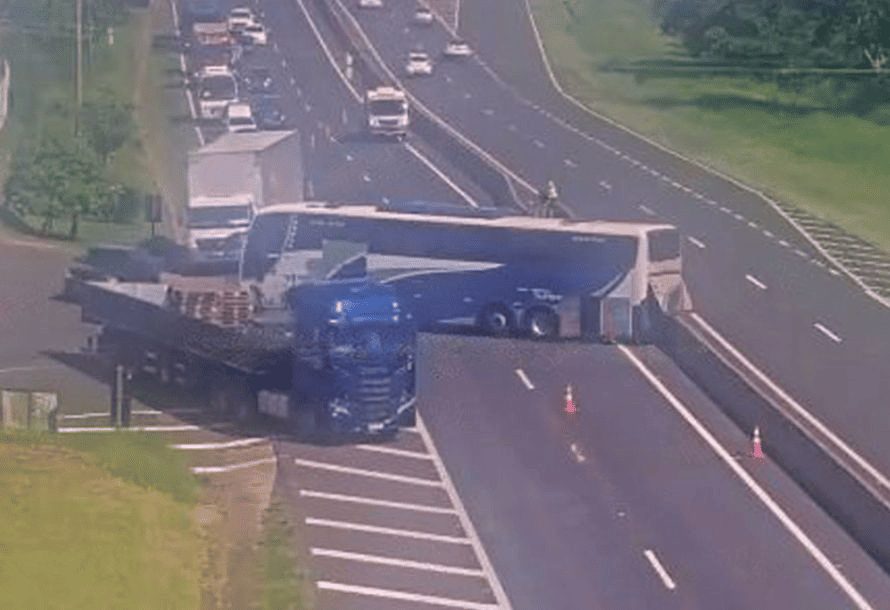 Falha em manutenção faz ônibus se mover sozinho com passageiros e colidir contra barreira na Raposo Tavares