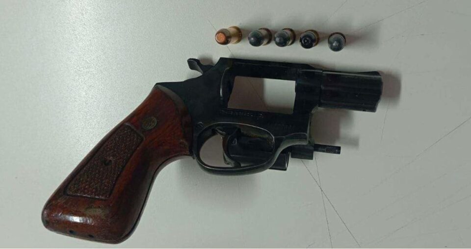 Homem é preso em flagrante com revólver escondido dentro de colchão em Presidente Prudente