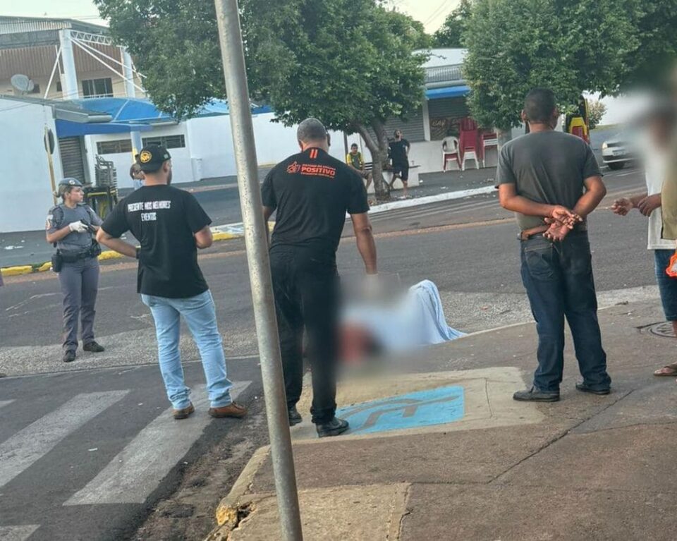 Homem em surto sai nu pelas ruas, agride mulher e acaba preso pela Polícia Militar