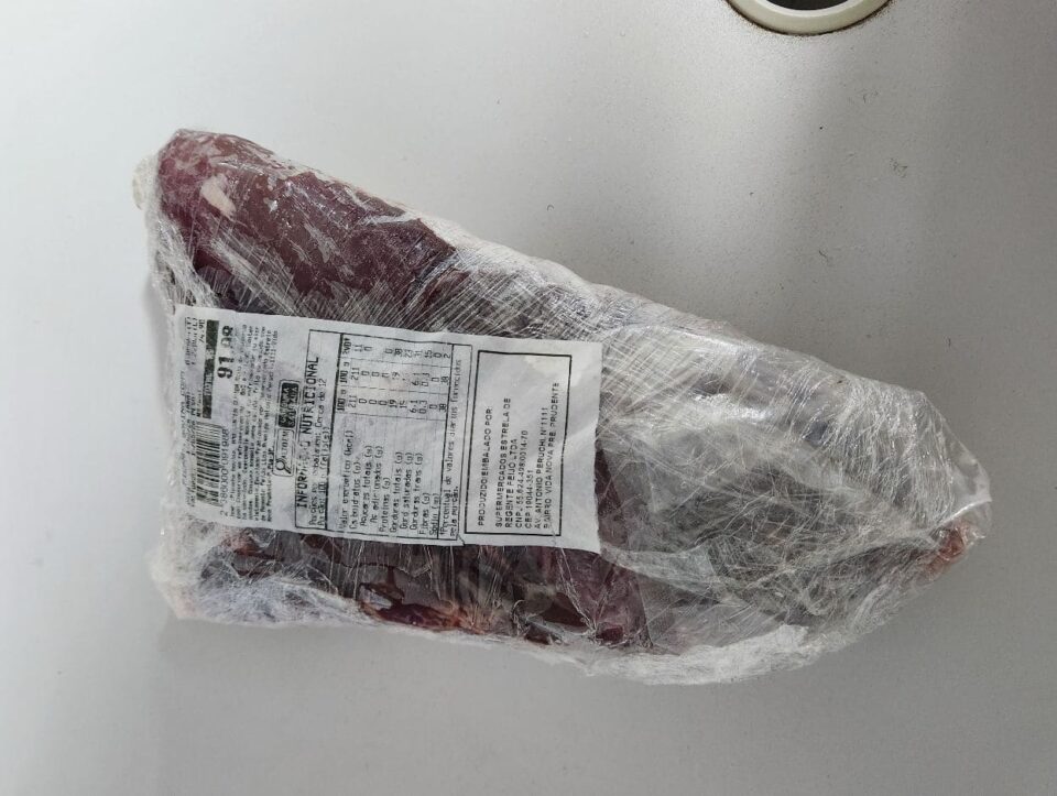 Funcionário de frigorífico é preso em flagrante após furtar carnes em supermercado