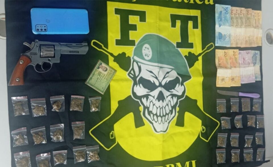 Após denúncia, rapaz é detido por tráfico e posse ilegal de arma pela Força Tática