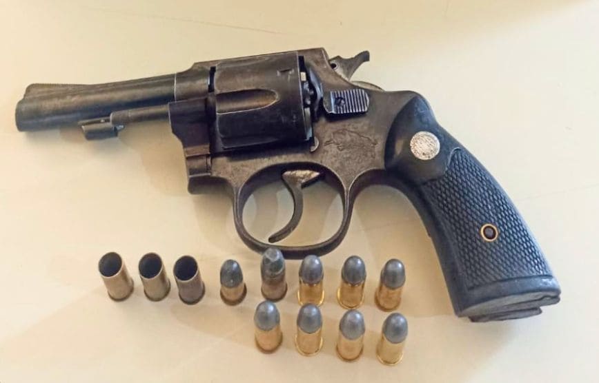 Polícia Militar prende dois homens e apreende revólver em Martinópolis