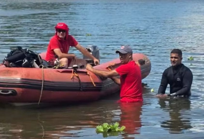 Bombeiros realizam buscas após afogamento no Rio Paranapanema, em Sandovalina