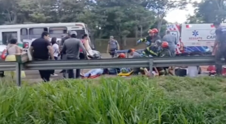 Acidente entre ônibus e caminhão deixa 13 pessoas feridas na Rodovia Raposo Tavares, em Álvares Machado