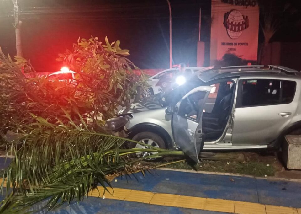 Homem furta carro, causa colisões e bate em árvore no Parque do Povo
