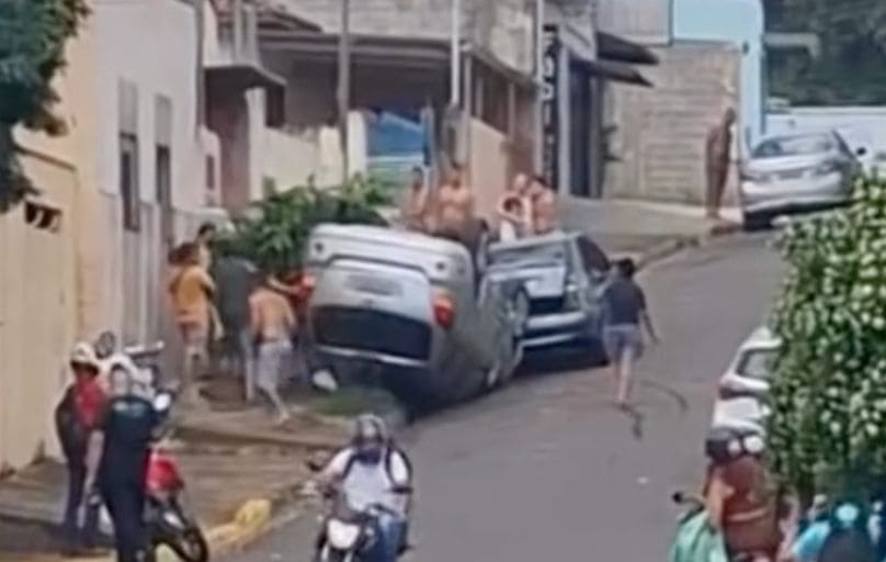 Carro capota após desviar de moto; criança fica ferida em Presidente Prudente