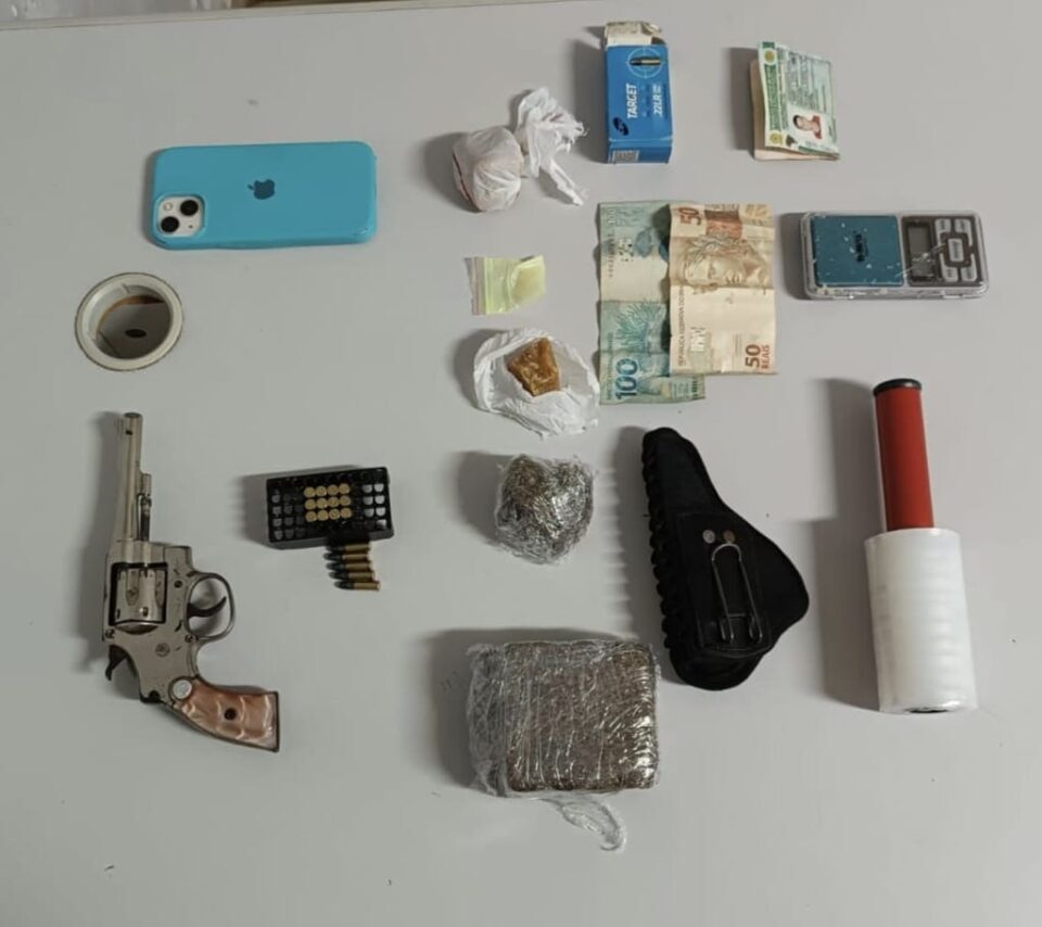 Jovem é preso com drogas e arma após perseguição na Rodovia Júlio Budisk, em Presidente Prudente