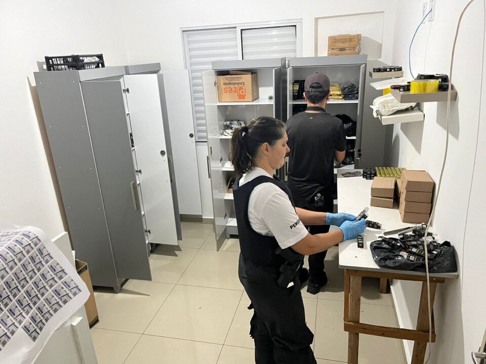 Operação fecha laboratório clandestino e investiga ligação com academias
