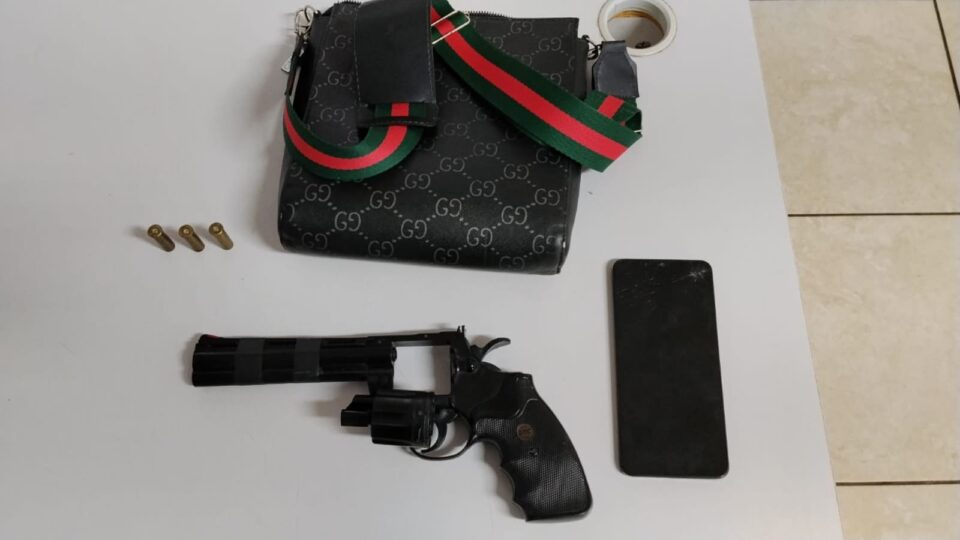 Adolescente é flagrado com simulacro de arma próximo a escola em Prudente