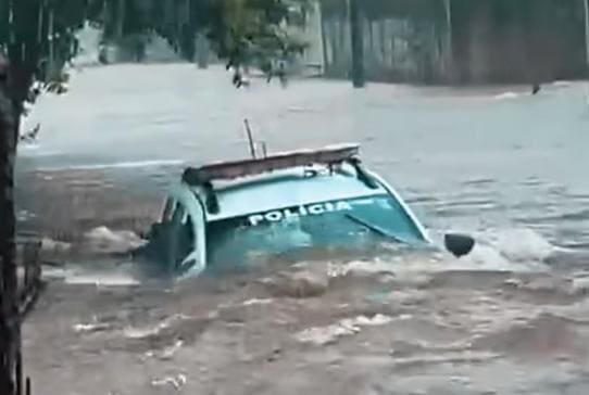 Martinópolis é atingida por forte chuva, viatura da Polícia Militar é arrastada e idoso está desaparecido