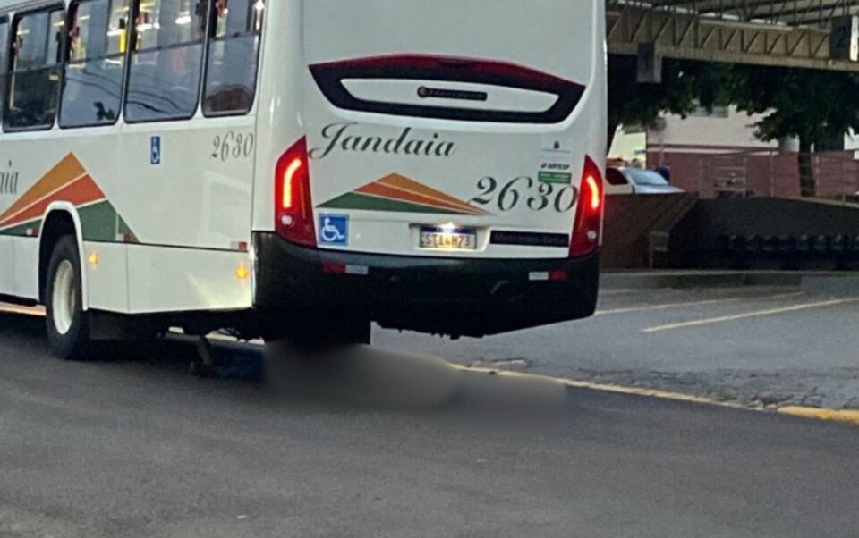 Homem morre após ser atropelado por ônibus no Centro de Anhumas