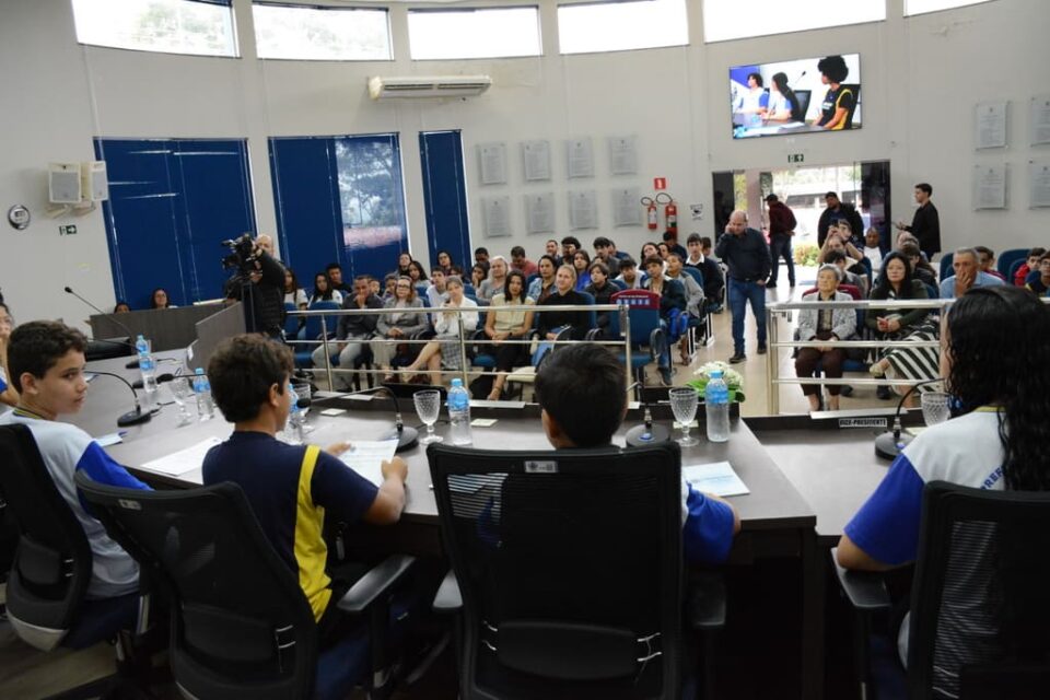 Vereadores mirins aprovam 23 proposituras em sessão recorde em Álvares Machado