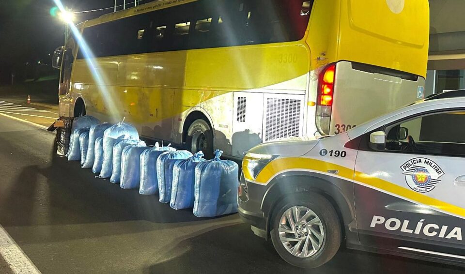 Mais de 330 kg de cocaína são apreendidos em ônibus, em Regente Feijó