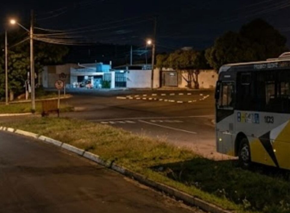 Assaltante com faca rouba ônibus coletivo e ameaça motorista em Prudente