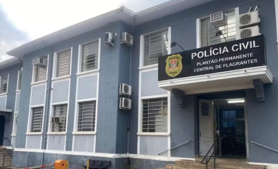 Homem é encontrado morto dentro de carro em Prudente; suspeita é de infarto