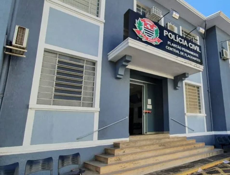Dois homens são presos após furtar objetos de carro e usar cartões da vítima