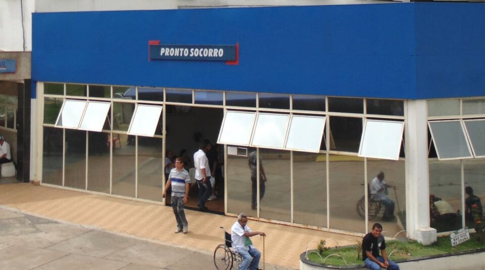 Homem morre com traumatismo craniano após cinco dias; polícia investiga possível agressão