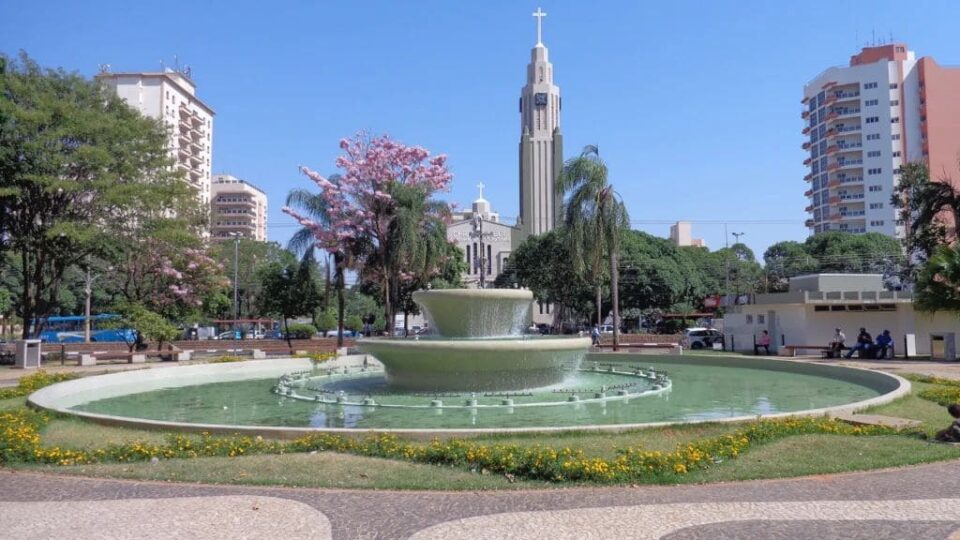 Repartições municipais fecham mais cedo por causa do jogo do Brasil na Copa