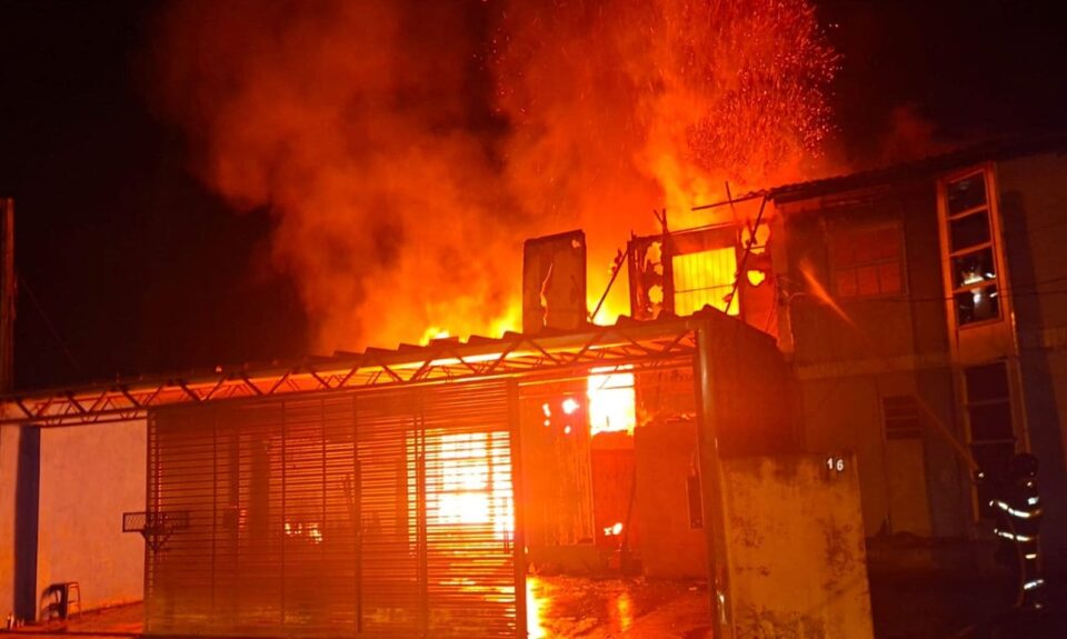Incêndio destrói duas residências; homem é suspeito de atear fogo em Teodoro Sampaio